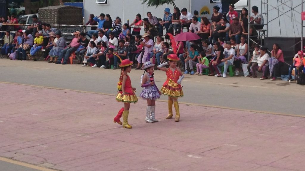 Folclore de Bolivia en la entrada integracion de Tarija