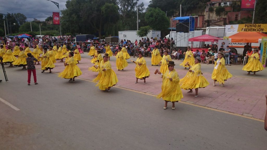 Folclore de Bolivia en la entrada integracion de Tarija