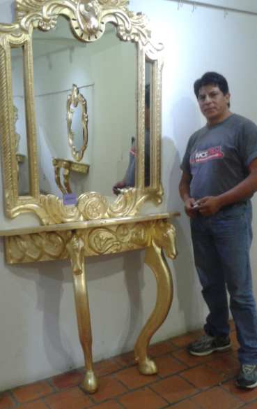 Pavel Santos y su mueble bañado en "pan de oro"