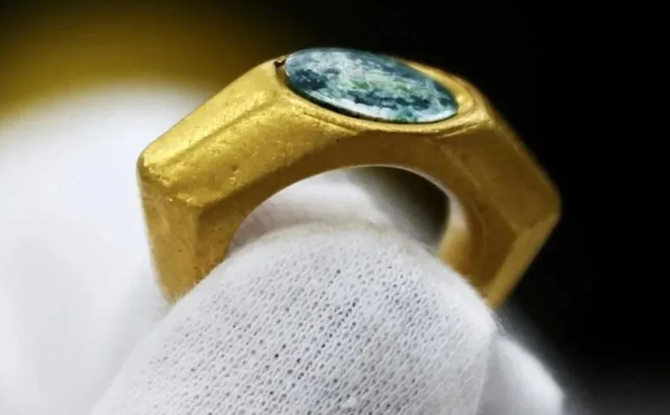 anillo del siglo III que tiene tallada una imagen de Jesús