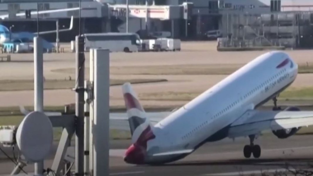 Fuertes vientos impidieron el aterrizaje de un avión en Londres