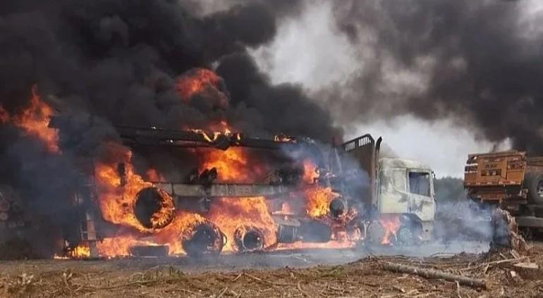 Violencia en el sur de Chile: encapuchados incendiaron una veintena de vehículos en la región de Arauco