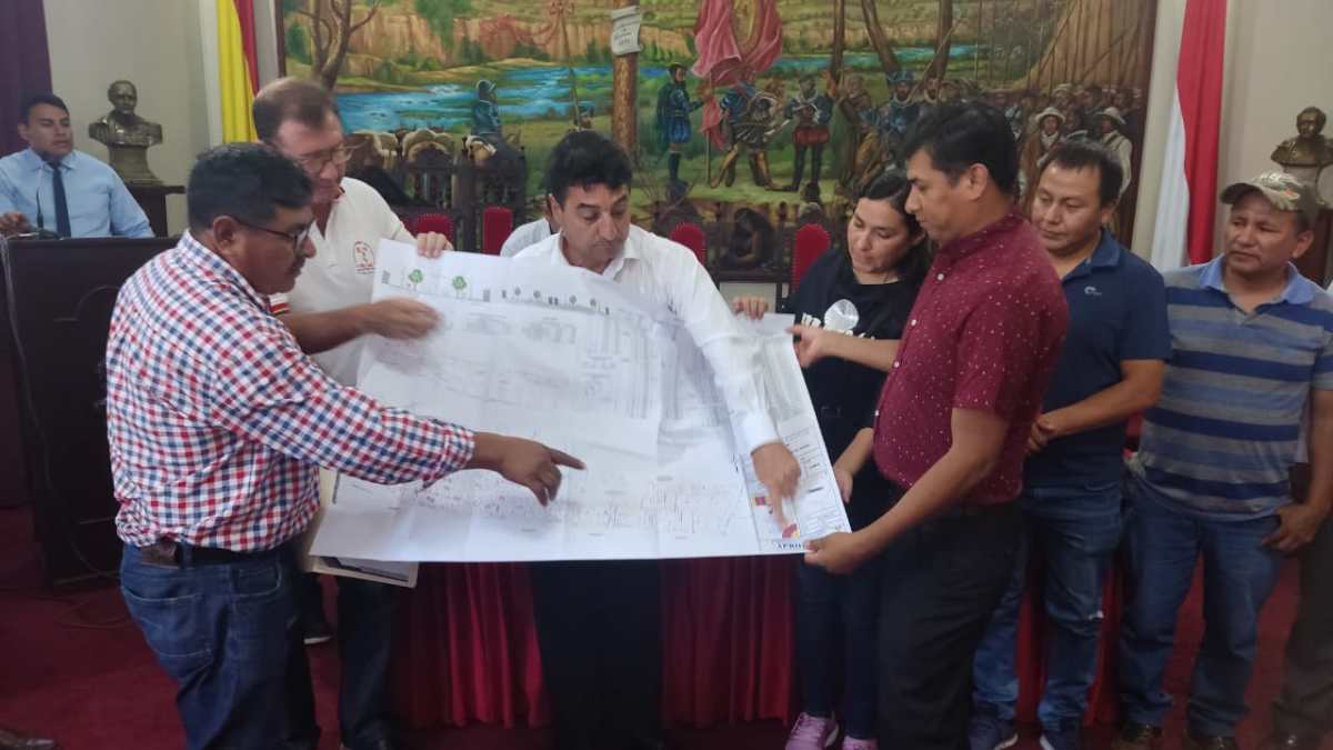 Alcalde de Tarija aprueba y entrega 6 nuevas planimetrías - La Voz de ...