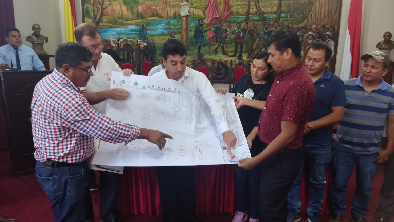 Alcalde de Tarija aprueba y entrega 6 nuevas planimetrías - La Voz de ...