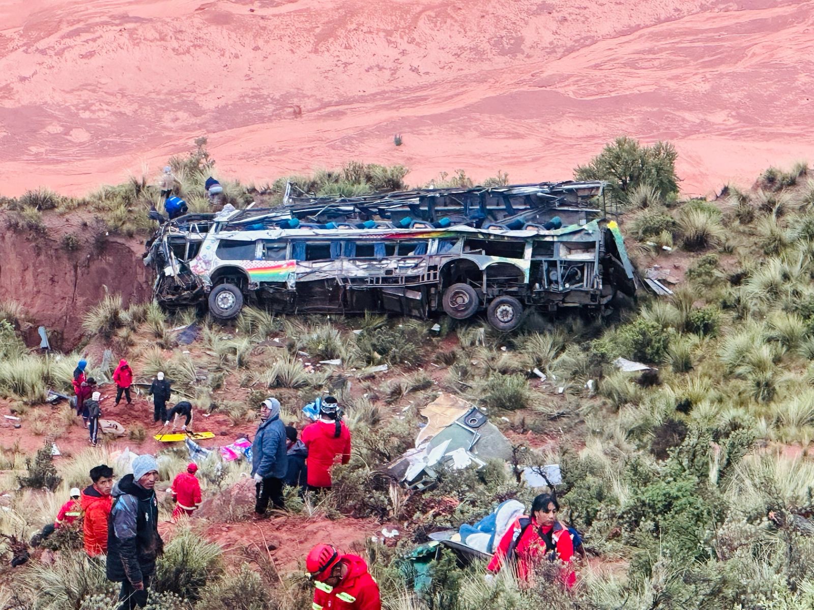 Suman 30 fallecidos tras embarrancamiento de bus en la carretera Oruro ...