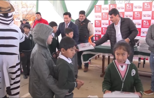 Alcalde de Tarija entrega material escolar en Guerrahuaico y destaca la ...