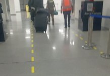 Impiden la salida del país de una mujer procesada por delitos contra la seguridad de servicios públicos