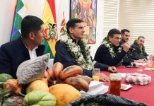 Rodrigo Paz propone impulsar negocios de la hoja de coca con productores de La Paz