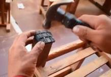 Internos de la cárcel fabrican pupitres para una escuela en Sucre