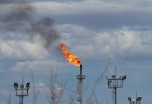 Los precios del petróleo caen tras el inicio de las conversaciones entre Estados Unidos e Irán en Suiza