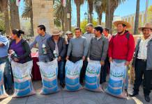 Alcalde de Tarija entrega abono e insumos agrícolas a 2.323 familias afectadas por las heladas y la sequía