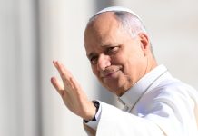 El Vaticano informó que el papa León XIV pasó una noche “tranquila” tras la cirugía para extirparle un tumor maligno del pulmón